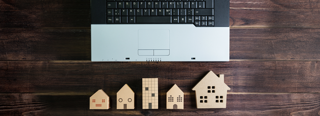 Dřevěné modely domů u notebooku