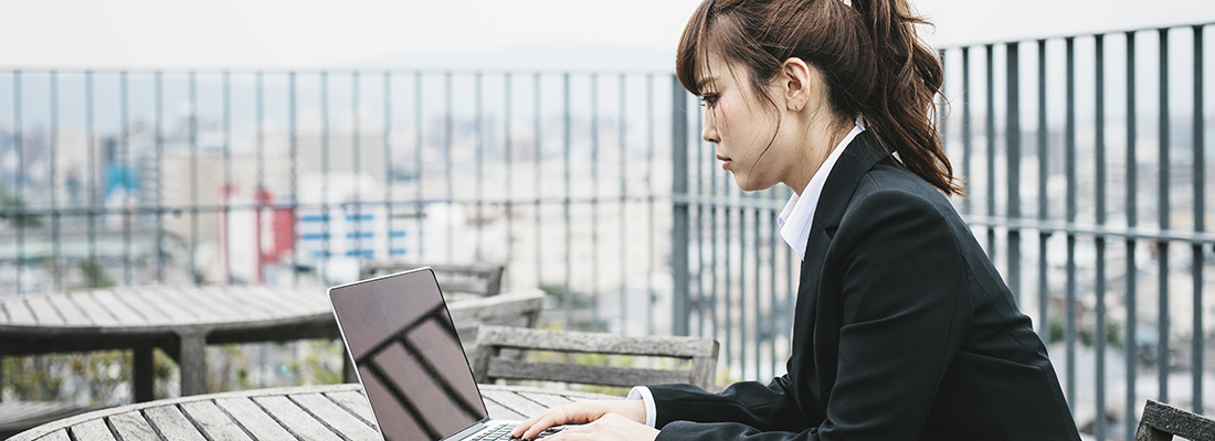 Žena pracující na notebooku pod širým nebem v japonském Kjótu