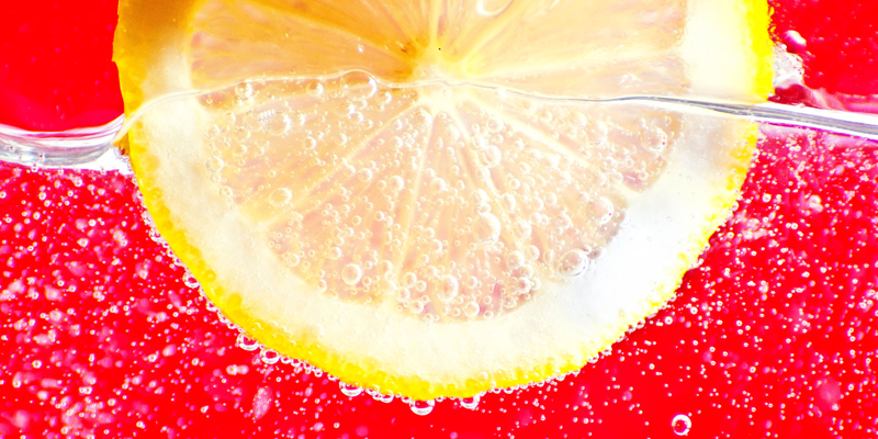 Plátek citrónu v perlivé vodě